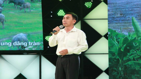 Cảm động anh bán vé số thi hát kiếm tiền giúp cụ bà neo đơn