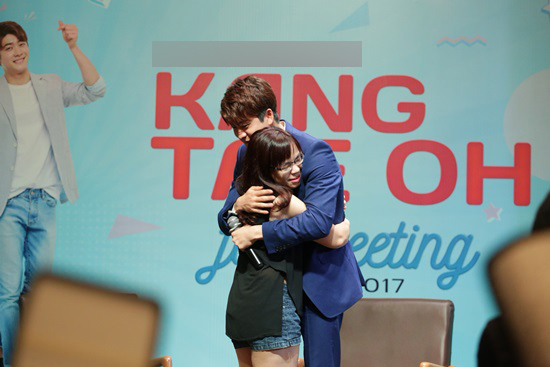 Kang Tae Oh 'Tuổi thanh xuân' bật khóc trước món quà từ fan