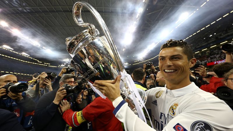 Ronaldo vô đối về kiếm tiền, Liverpool ê mặt vụ Van Dijk