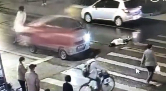 Cô gái bị ô tô tông rồi cán chết không ai giúp đỡ