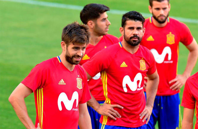 Diego Costa điếng người khi bị Conte 