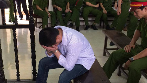 Kẻ đâm chết hàng xóm bằng 14 nhát dao gục mặt hối lỗi