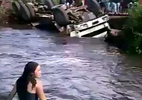 Nhởn nhơ tắm sông cạnh ô tô lật, 2 thiếu nữ suýt mất mạng