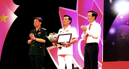 Báo chí cần phát hiện thêm nhiều tấm gương bình dị mà cao quý