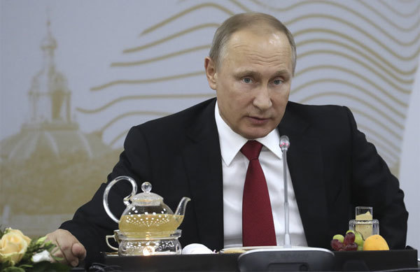 Tổng thống Putin đáp trả khéo các câu hỏi sốc