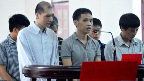 Giả công an, ngồi 'a lô' rồi chờ tiền tỷ đổ vào tài khoản