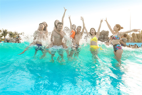 Trốn nóng trong công viên nước Typhoon Water Park