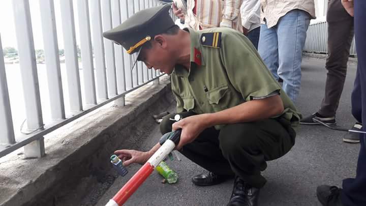 Nam thanh niên để lại lọ diệt cỏ rồi lao xuống sông Hồng