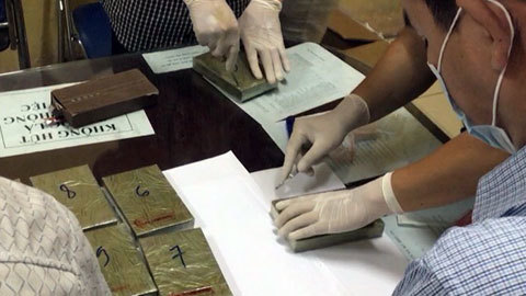 Nổ súng truy đuổi tội phạm tông thẳng xe vào cảnh sát