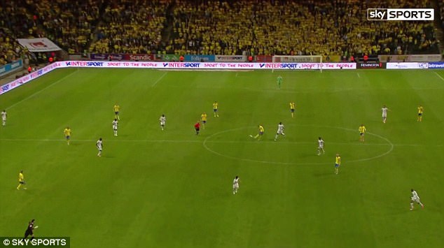 Siêu phẩm từ giữa sân khiến Pháp thua Thụy Điển ở phút 90+3