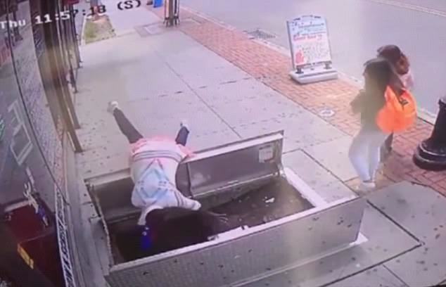 Vừa đi vừa nhắn tin, người phụ nữ bị thương nặng vì cắm đầu xuống hố