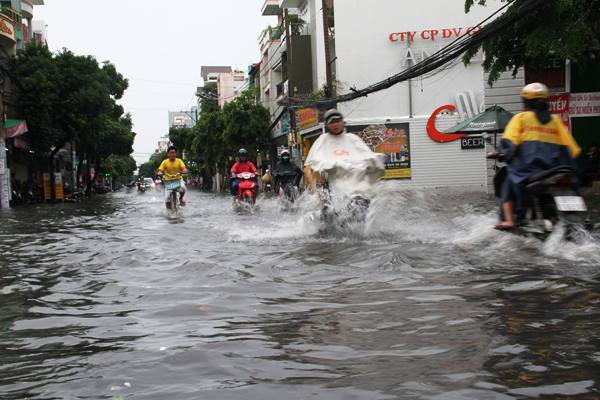 Mưa như trút, phố Sài Gòn lại thành 'sông'