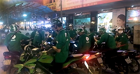 Lái xe GrabBike bị đánh, đồng nghiệp lập hội tìm thủ phạm để 