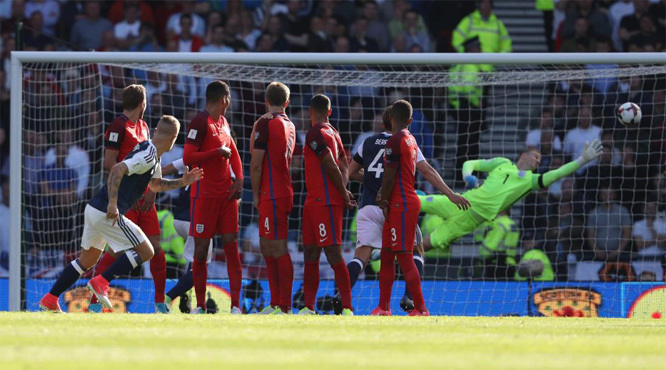 Hai siêu phẩm đá phạt khiến tuyển Anh suýt ôm hận