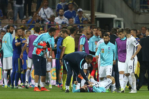 Trợ lý HLV Bosnia đấm bay răng tuyển thủ Hy Lạp