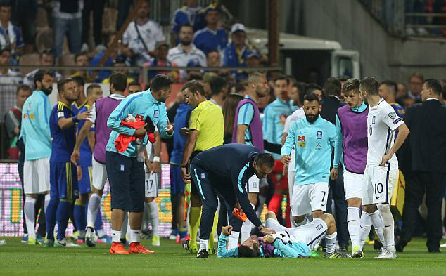 Trợ lý HLV Bosnia đấm bay răng tuyển thủ Hy Lạp