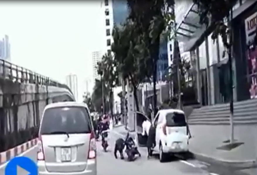 Những màn lái xe ‘khó đỡ’ của chị em