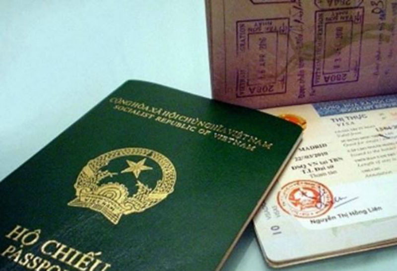 Người nước ngoài dùng hộ chiếu giả đến ngân hàng rút hơn nửa tỷ đồng