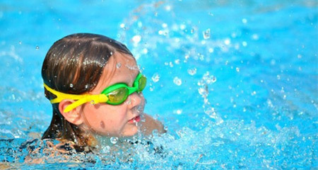 Trẻ có thể “chết đuối cạn” kể cả khi đã ra khỏi bể bơi cả ngày, tuyệt đối không được chủ quan