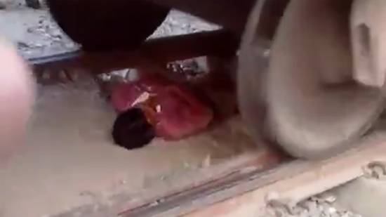 Bị tàu đâm ngã xuống đường ray, người đàn ông khiến mọi người kinh ngạc