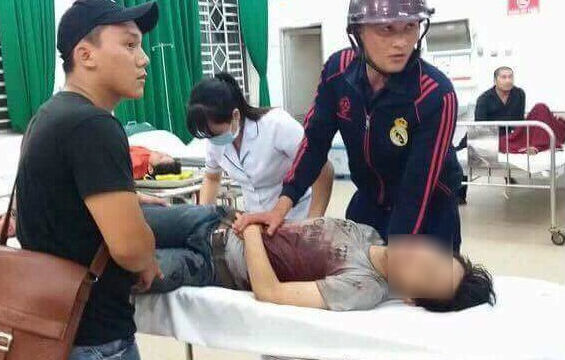 Hai người bị đâm gục kêu cứu trên quốc lộ