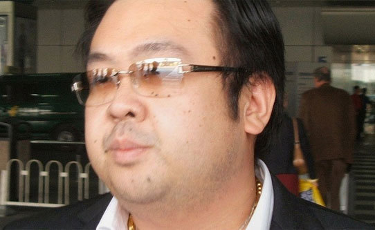 'Kim Jong Nam' cầm một túi tiền khi bị sát hại