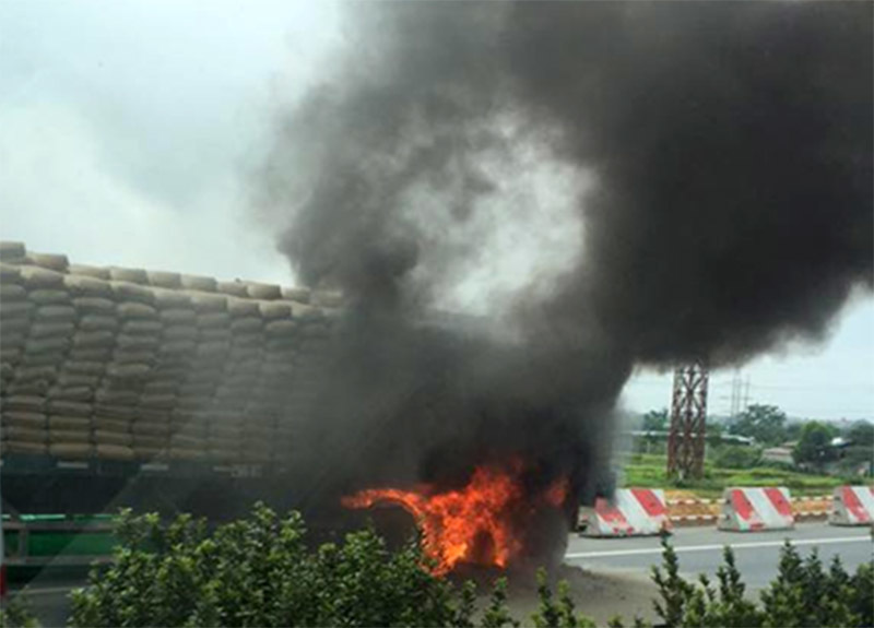 Xe container nổ lốp, cháy ngùn ngụt trên cao tốc Pháp Vân