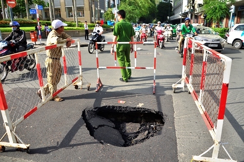 Hố sâu xuất hiện gần tòa nhà UBND TP.HCM