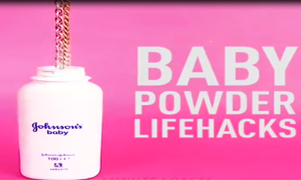 Clip: Cách khử mùi hôi trong giày dép, làm sạch vết bẩn bằng phấn rôm