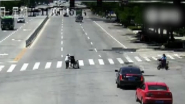 Lý do đáng nể khi tài xế dừng ô tô chặn xe trên giao lộ