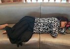 Ảnh nữ bộ trưởng Indonesia ngủ trên ghế sân bay 'gây sốt'