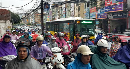 Sau mưa ngập, Hà Nội tắc nhiều ngả