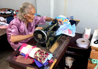 Cụ bà ngoài 90 tuổi vẫn ngồi máy khâu, miệt mài may chăn tặng người nghèo