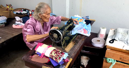 Cụ bà ngoài 90 tuổi vẫn ngồi máy khâu, miệt mài may chăn tặng người nghèo