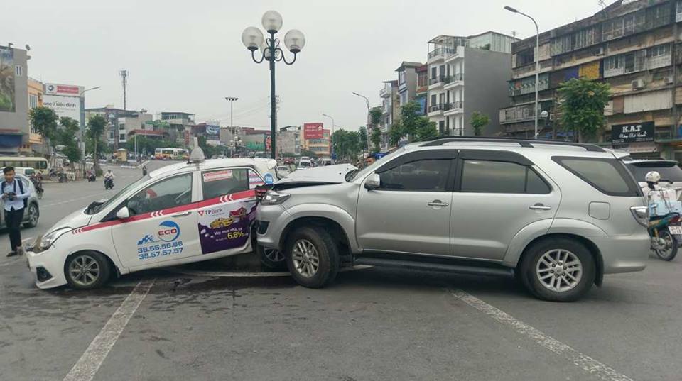 Hà Nội: Xe Fortuner đâm văng xe đạp điện chở 3 người