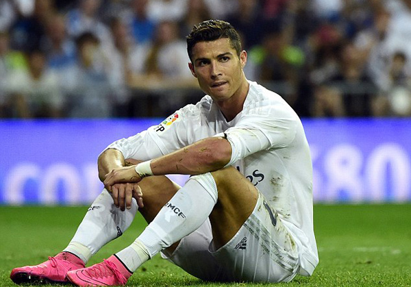 Ronaldo nhận tin cực xấu, Ramos chơi đẹp với Mourinho