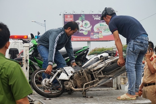 Tử nạn khi chạy ngược chiều, đối đầu xe ben trên cầu ở Sài Gòn