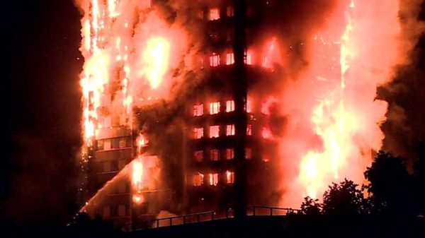 Tháp cao hàng chục tầng ở Anh bốc cháy ngùn ngụt