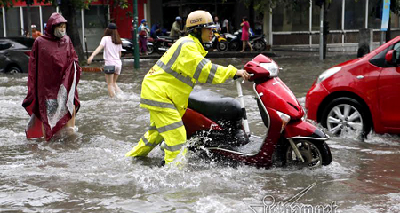 Vì sao chỉ mưa 40 phút, đường Hà Nội đã ngập khắp ngả?