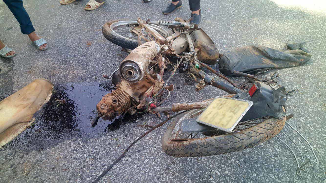 Xe bán tải nghiền nát xe máy, thiếu nữ 15 tuổi chết thảm