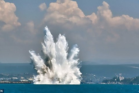 Cảnh tượng ngoạn mục khi bom phát nổ trên vùng biển Nga
