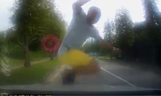 Tự lao mình vào nắp capo, người đàn ông nhận cái kết đắng