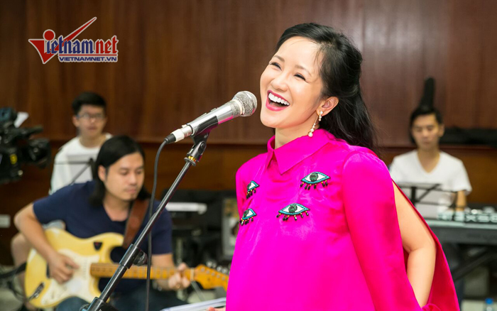 Ca sĩ Hồng Nhung U50 vẫn trẻ trung khó tin