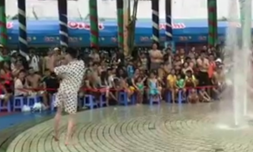 Nam thanh niên nhảy phản cảm ở Công viên nước Đầm Sen