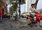 Hà Nội: Lao lên vỉa hè, hàng loạt xe máy bị xử phạt