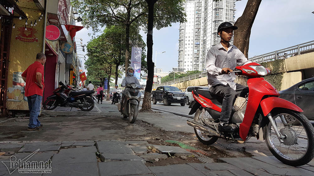 Hà Nội: Lao lên vỉa hè, hàng loạt xe máy bị xử phạt