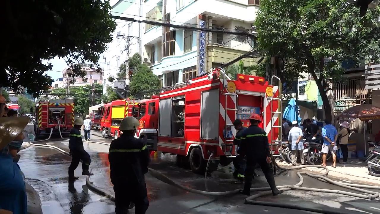 Cháy nhà nghỉ giữa trưa ở Sài Gòn, hàng chục khách tháo chạy
