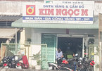 Bịt mặt đập vỡ tủ kính tiệm vàng khoắng sạch trong chớp mắt