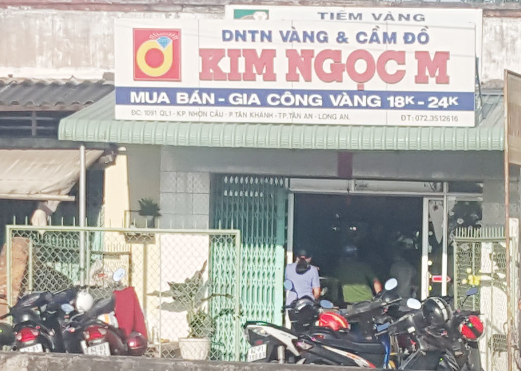 Bịt mặt đập vỡ tủ kính tiệm vàng khoắng sạch trong chớp mắt