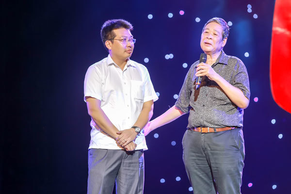 Ra 13 cuốn sách cùng một lúc không phải chơi trội